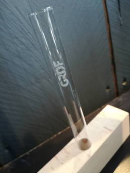 Gravure sur un tube à essai en verre