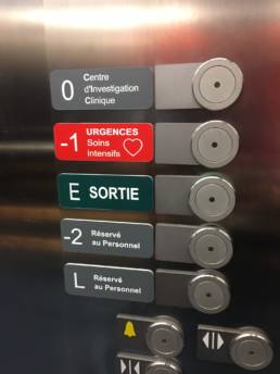Plaquettes adhésives gravées pour ascenseur et boîte aux lettres